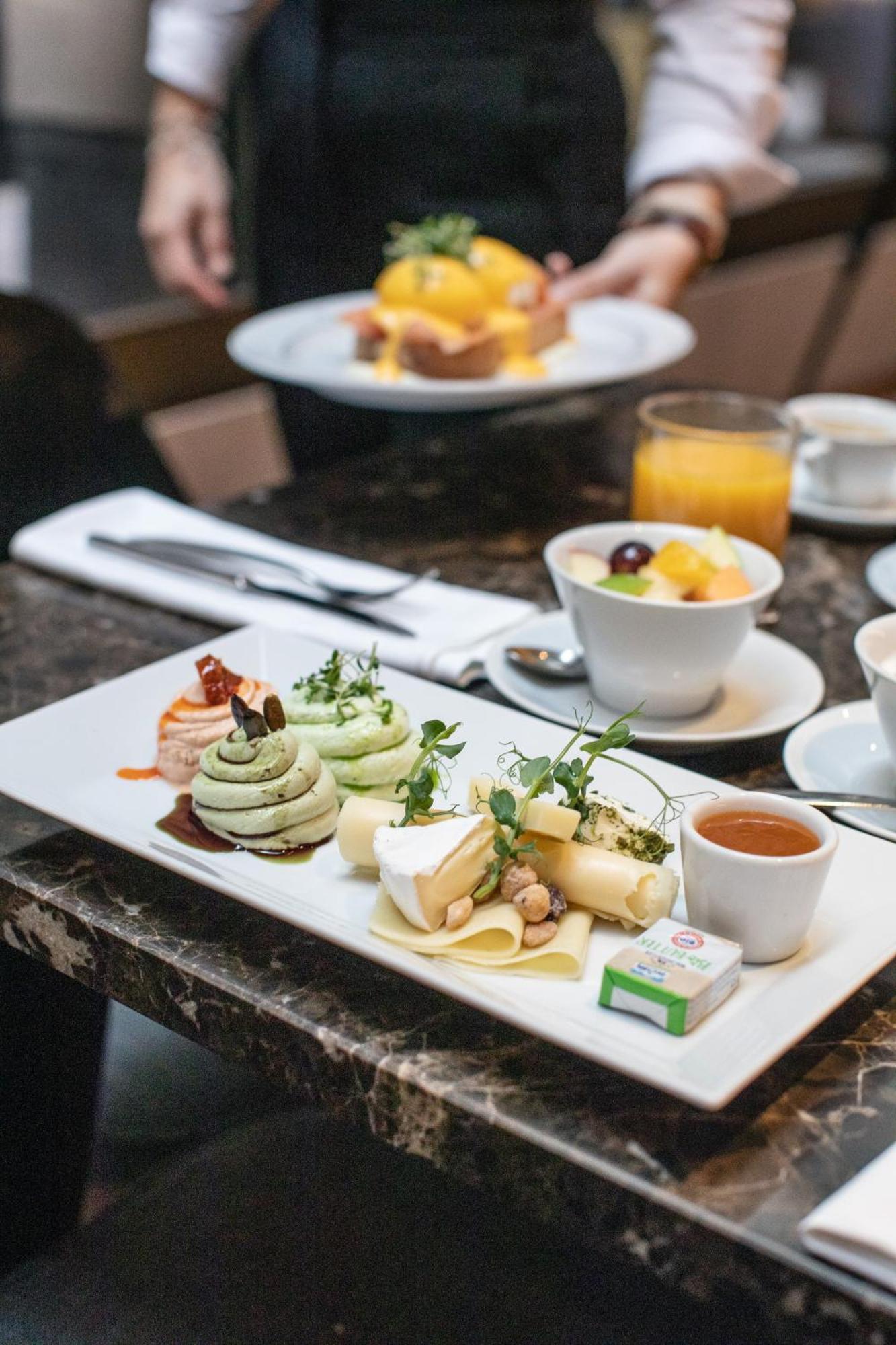 فندق ذا غيست هاوس فيينا المظهر الخارجي الصورة A selection of cheese and fruit